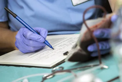 Ohio derruba veto e proíbe cirurgia de mudança de sexo em menores