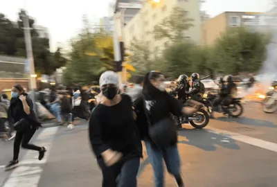 Cristã diz que polícia iraniana está invadindo casas de fiéis