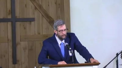 Pastor afastado por desvio de dízimos e agressão à esposa e filhos