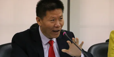 Mesmo morando nos EUA, pastor chinês que luta pela liberdade religiosa é ameaçado de morte