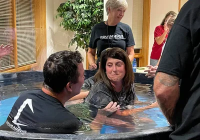Mulher paralítica há 15 anos é curada em culto, aceita Jesus e é batizada
