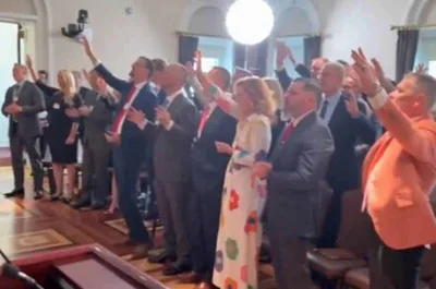 Em queda na aprovação, Trump celebra 100 dias de governo com culto na Casa Branca