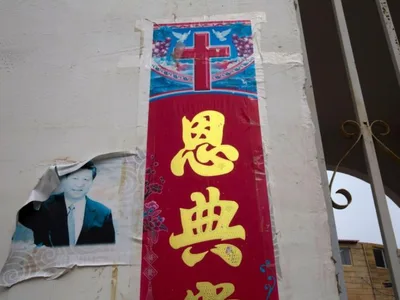 Símbolos cristãos substituídos por fotos de ditadores na China