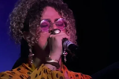 Cantor gospel não binário é atração em evento de igreja evangélica