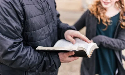 Como os pais podem falar sobre sexo e ideologia trans com crianças? Autor cristão responde