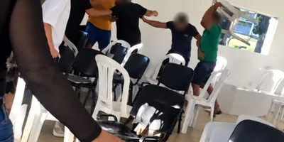 Grupo invade igreja, agride fiéis com cadeiras e ameaça matar pastor em SP