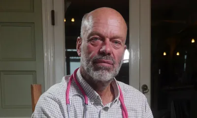 Médico cristão vence novo processo por falar de Deus a paciente