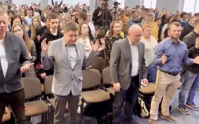 Ucrânia aprova lei que proíbe igrejas ligadas à Rússia