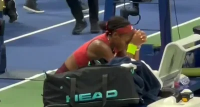 Atleta chama a atenção por orar após conquistar título no tênis