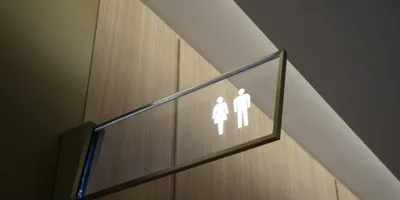 Pastor é processado após impedir trans em banheiro feminino de igreja em SP