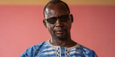 Cego recebe Bíblia em áudio após orar a Deus em Burkina Faso: “Pedi uma”