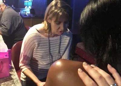 Mulheres vão a clubes de strip para levar o amor de Cristo: “Deus é quem faz a obra”