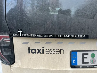 Taxista é multado por usar adesivo com versículo Bíblico