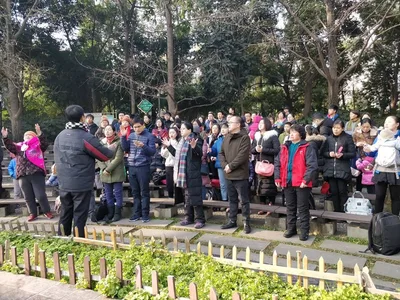 Cristãos têm igreja fechada e fazem culto ao ar livre: "Adoramos em qualquer lugar"