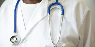 Ginecologista perde licença por falar de Jesus a paciente e convidá-la para estudo bíblico