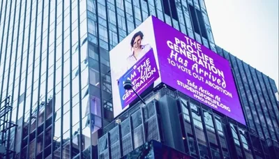 Mensagens contra aborto são exibidas em painel gigante em Nova York