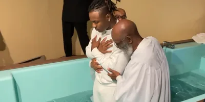 Jogador da NFL é batizado e declara: 'Encontrei minha verdadeira identidade em Cristo'