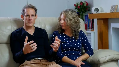 Pais na Inglaterra vencem batalha judicial depois de serem acusados de "transfóbicos"