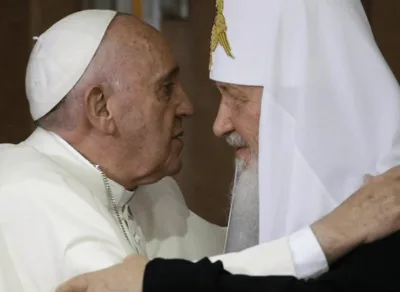 Papa conversa com patriarca russo e critica guerra