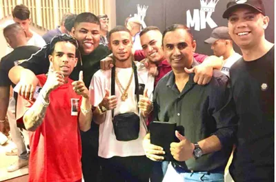 Pastor interrompe baile funk para pregar e fazer oração