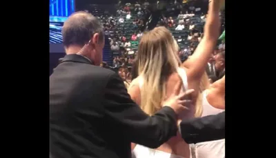 Abortistas tiram a roupa em culto para protestar