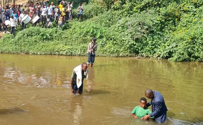 Igreja celebra batismo um ano após ataque na África