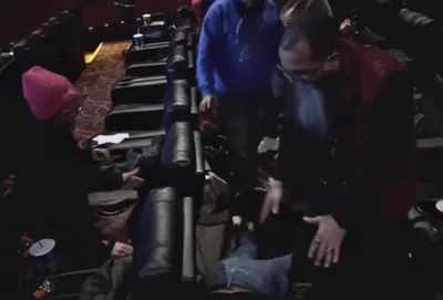 Pessoas são libertas de possessão demoníaca em cinemas dos EUA
