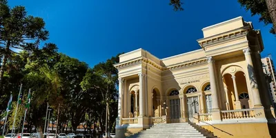 Projeto de lei de Curitiba proíbe símbolos cristãos em eventos LGBT