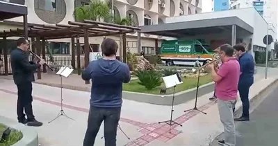 Orquestra evangélica faz homenagem a médicos e pacientes em frente a hospital