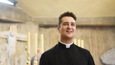 Orgias e drogas: padre é preso por desviar dinheiro da igreja