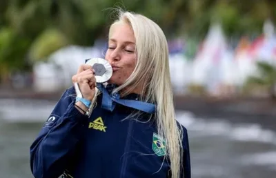 “Toda glória a Ti”, diz Tati Weston-Webb após prata no surfe