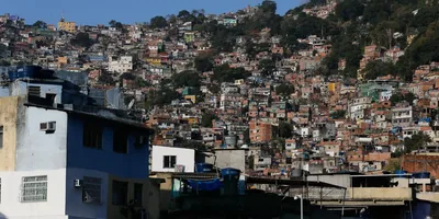 Igrejas são mais numerosas do que escolas e hospitais em favelas, aponta IBGE