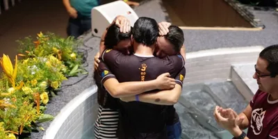 Família é batizada após ser evangelizada em semáforo: \"Deus nos fez entrar na igreja\"
