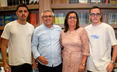 Mulher tem gêmeos e testemunha cura após ser declarada estéril