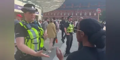 Policial tenta impedir pregadora em Londres: \"As pessoas não estão aqui para ouvi-la\"
