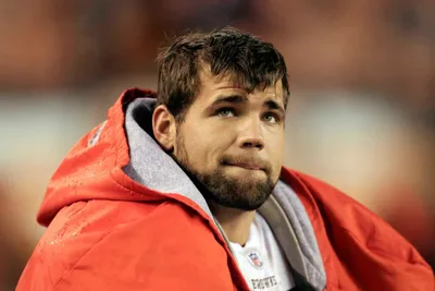 Ex-estrela da NFL louva a Deus depois de quase morrer salvando crianças