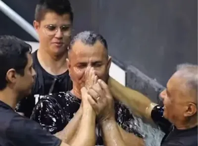 "Deus fala ao coração de todos", diz igreja após batizar surdos