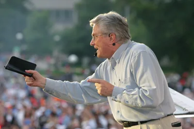 Morre o evangelista Luis Palau, considerado sucessor de Billy Graham