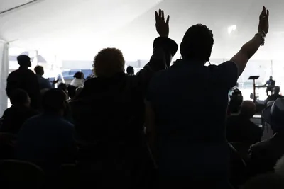 Igreja de 135 anos é destruída por tornado, mas fiéis cultuam sobre os escombros | Notícias Gospel