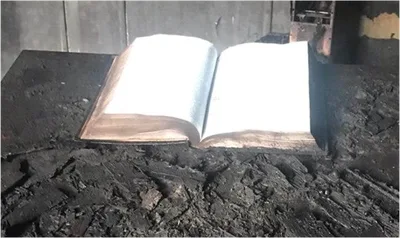 Templo é destruído pelo fogo, mas Bíblia fica intacta em meio ao incêndio