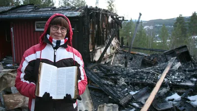 Após incêndio, mulher encontra Bíblia que a evangelizou intacta