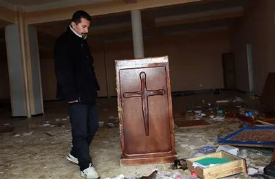 Policiais invadem culto e espancam o pastor em país de maioria islâmica | Notícias Gospel