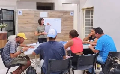 Cristãos oferecem aulas de alfabetização através da Bíblia