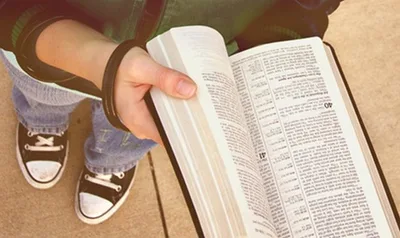 Escola proíbe que alunos distribuam Bíblias para colegas durante intervalo | Notícias Gospel