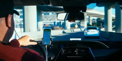 Ladrão desiste de roubar celular de motorista ao ouvir louvor em carro de aplicativo