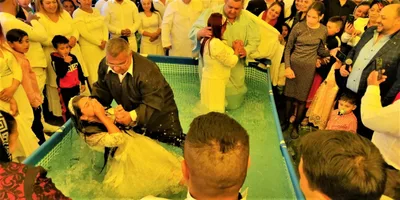 Dezenas de jovens se batizam em aldeia remota, após ação evangelística | Notícias Gospel