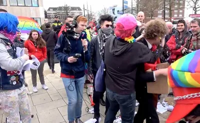 Cristãos são atacados por ativistas LGBTs durante protesto contra publicidade homoerótica