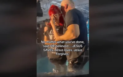 Criadora de conteúdo adulto deixa prática após encontrar Jesus e se batiza
