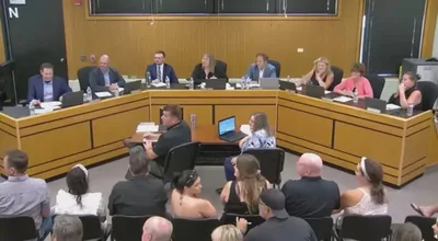 Professor de artes é demitido após protestos de pais por postagens satanistas