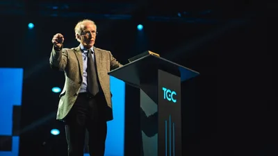 John Piper: Não desperdice suas manhãs no celular, busque a direção de Deus para o dia